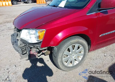 2015 Chrysler Town & Country Touring z USA, uszkodzony, nr VIN 2C4RC1BG2FR609037